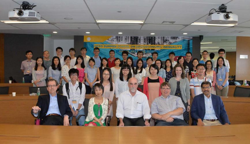 A group shot of all the students and lecturers of summer school.